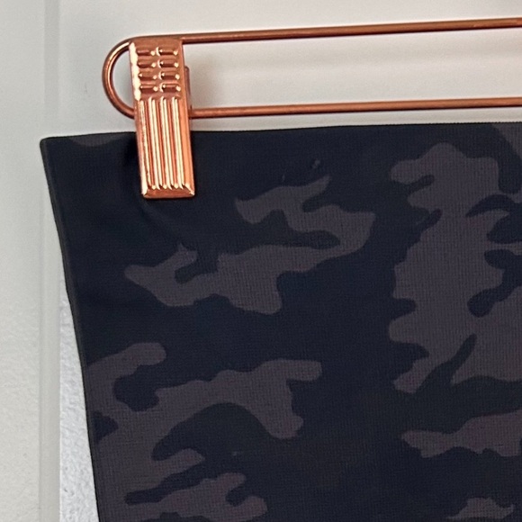 spanx Seamless Shaping Leggings in black camo - Picture 8 of 8